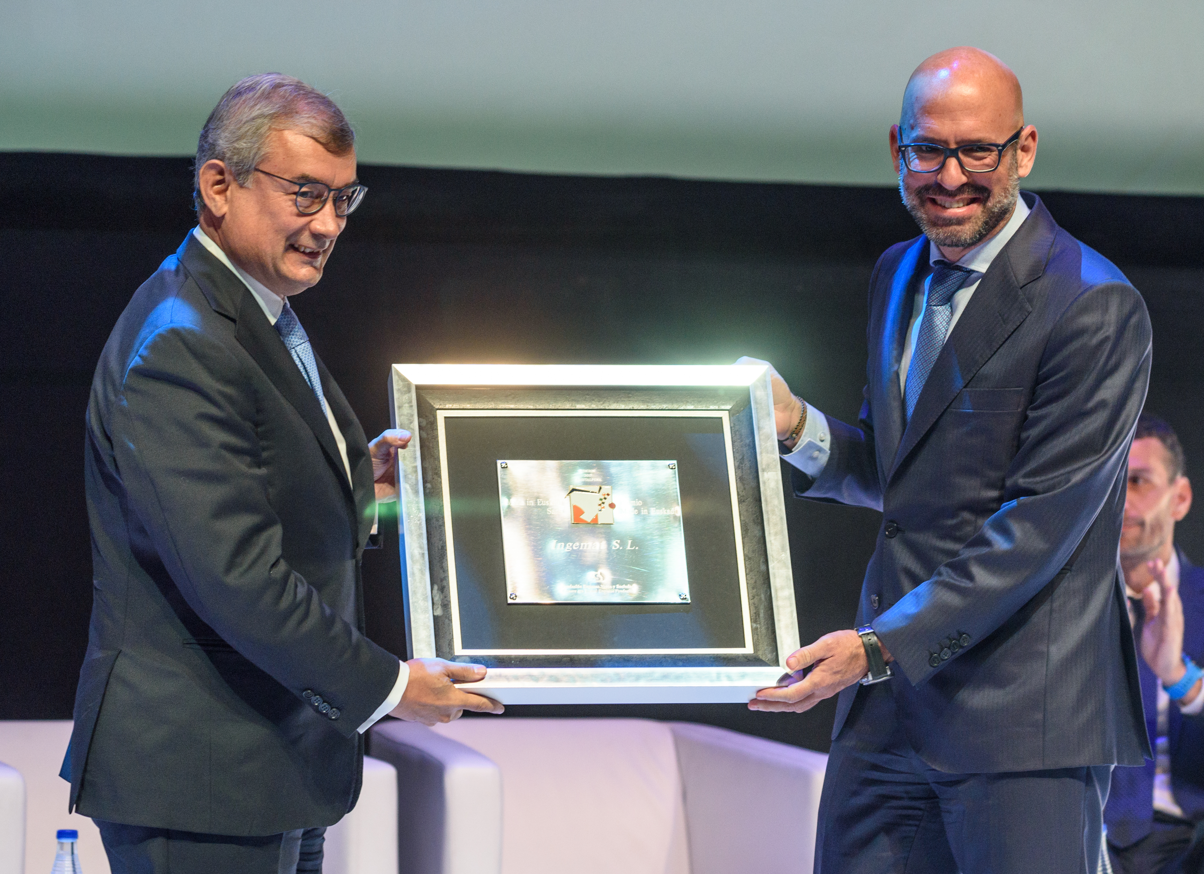 Nuestro Presidente Victor Picó, recibe el premio